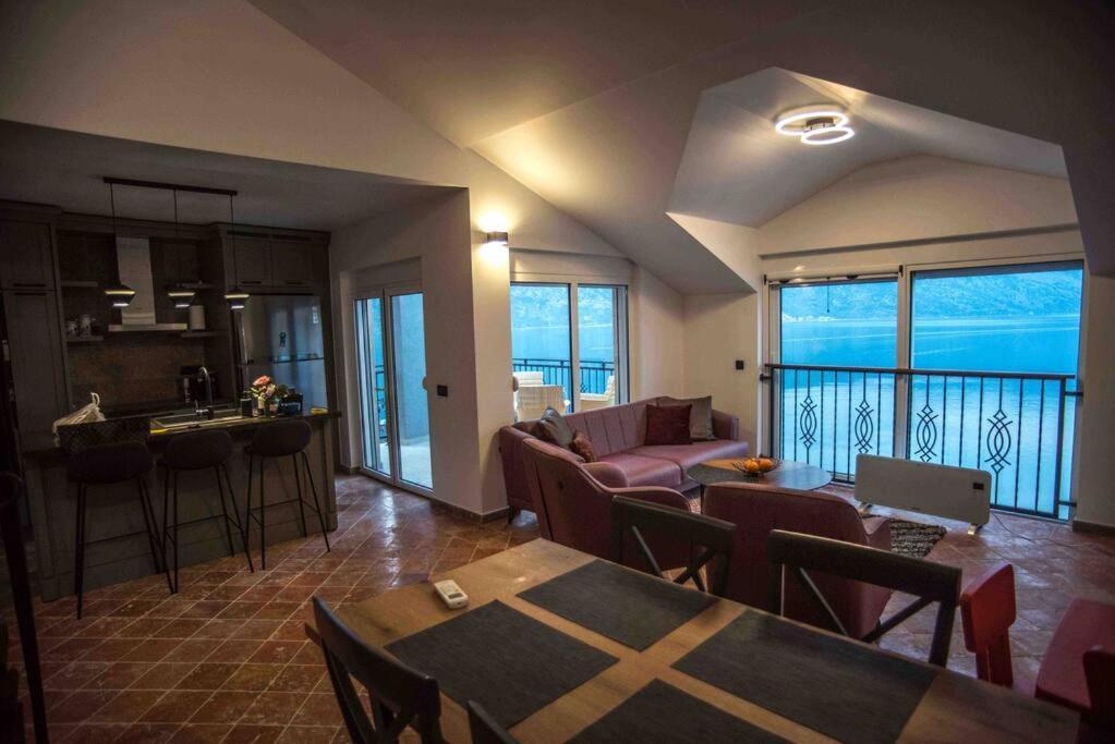 Modern Waterfront 3-Bed Apartment Donja Kostanjica Exterior photo
